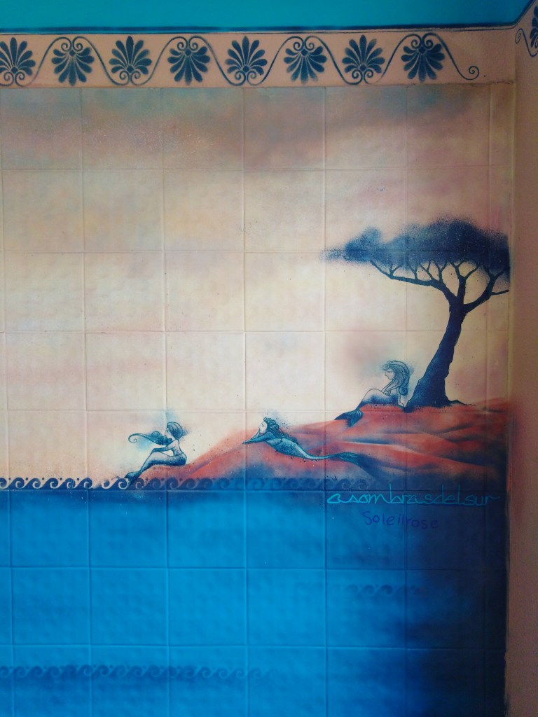 Von Männer, die sich vor Sirenen fürchten, und einer Frau, die den Untergang voraussieht, aber der keiner Glauben schenkt …
Gemeinsam mit den Besucher:innen und dem Team des Fuchsbaus haben wir Szenen aus der Ilias und der Odyssee mit Graffiti an die Wände des Töpferraums im Haus der Jugend Fuchsbau (Berlin-Reinickendorf) gezaubert.
Weiterlesen …